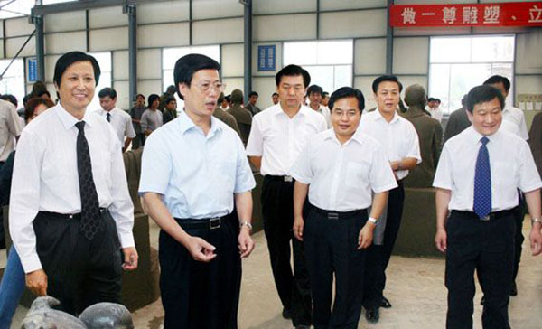 中央政治局常委、國務(wù)院副總理張高麗蒞臨華藝雕塑視察指導(dǎo)，傅紹相總經(jīng)理介紹雕塑藝術(shù)