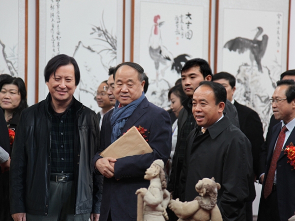 中國作家協(xié)會(huì)副主席、2012年度諾貝爾文學(xué)獎(jiǎng)獲得者莫言與總經(jīng)理傅紹相在一起。