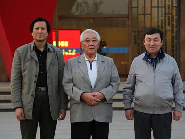 蒙古國前總理宮嘎·道爾基、現(xiàn)任議員巴克先生來華藝雕塑視察指導(dǎo)，并題字留念，及進(jìn)行項(xiàng)目洽談合作等。傅紹相總經(jīng)理陪同參觀并向客人介紹雕塑藝術(shù)。