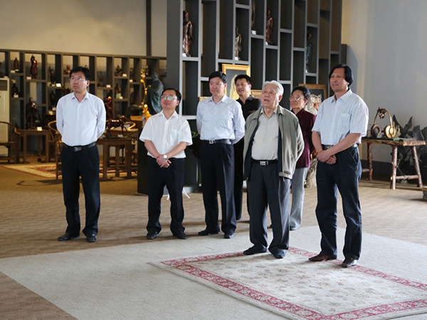 原中國人民解放軍海軍司令員石云生上將一行在濰坊原市人大副主任王永興、臨朐縣劉裕斌縣長(zhǎng)的陪同下來華藝視察指導(dǎo)并題字留念，傅紹相總經(jīng)理向客人介紹雕塑藝術(shù)。
