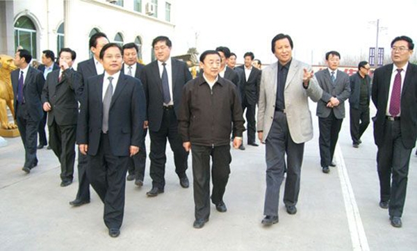 山東省委副書記、省長(zhǎng)韓寓群、濰坊市委書記張新起一行蒞臨華藝雕塑參觀指導(dǎo)，傅紹相總經(jīng)理介紹雕塑藝術(shù)