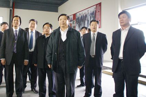 山東省委副書記、省長(zhǎng)姜大明、副省長(zhǎng)賈萬志、濰坊市委書記張新起等領(lǐng)導(dǎo)于2009年4月15日蒞臨華藝雕塑視察指導(dǎo)，總經(jīng)理傅紹相介紹雕塑藝術(shù)。