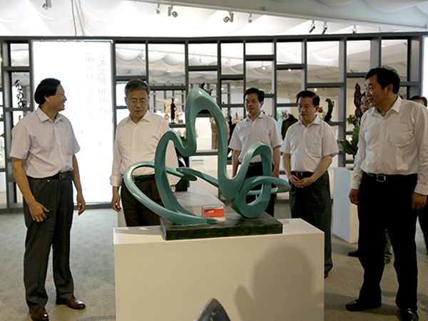 山東省委副書記，山東省人民政府郭樹清省長(zhǎng)，濰坊市委杜昌文書記，濰坊市劉曙光市長(zhǎng)等領(lǐng)導(dǎo)來華藝雕塑視察指導(dǎo)，臨朐縣委書記顧建華陪同參觀，傅紹相總經(jīng)理介紹企業(yè)情況及雕塑藝術(shù)。