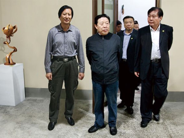全國政協(xié)副主席、中國文聯(lián)主席孫家正在濰坊市政協(xié)主席趙興濤等領(lǐng)導(dǎo)陪同下參觀華藝雕塑坊茨小鎮(zhèn)雕塑館，孫主席對(duì)華藝雕塑給予高度評(píng)價(jià)，傅紹相總經(jīng)理介紹雕塑藝術(shù)
