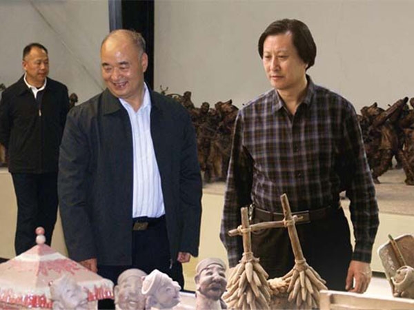 中央政治局委員、中央軍事委員會(huì)副主席許其亮來華藝雕塑視察指導(dǎo)，傅紹相總經(jīng)理介紹雕塑藝術(shù)