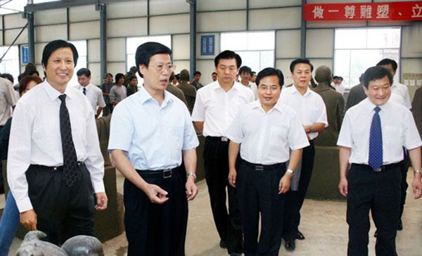 中央政治局常委、國務(wù)院副總理張高麗蒞臨華藝雕塑視察指導(dǎo)，傅紹相總經(jīng)理介紹雕塑藝術(shù)