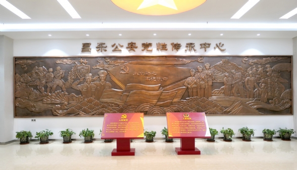 《昌樂(lè)縣公安局黨性教育傳承中心》紫銅板鍛造，尺寸：11×2.4m