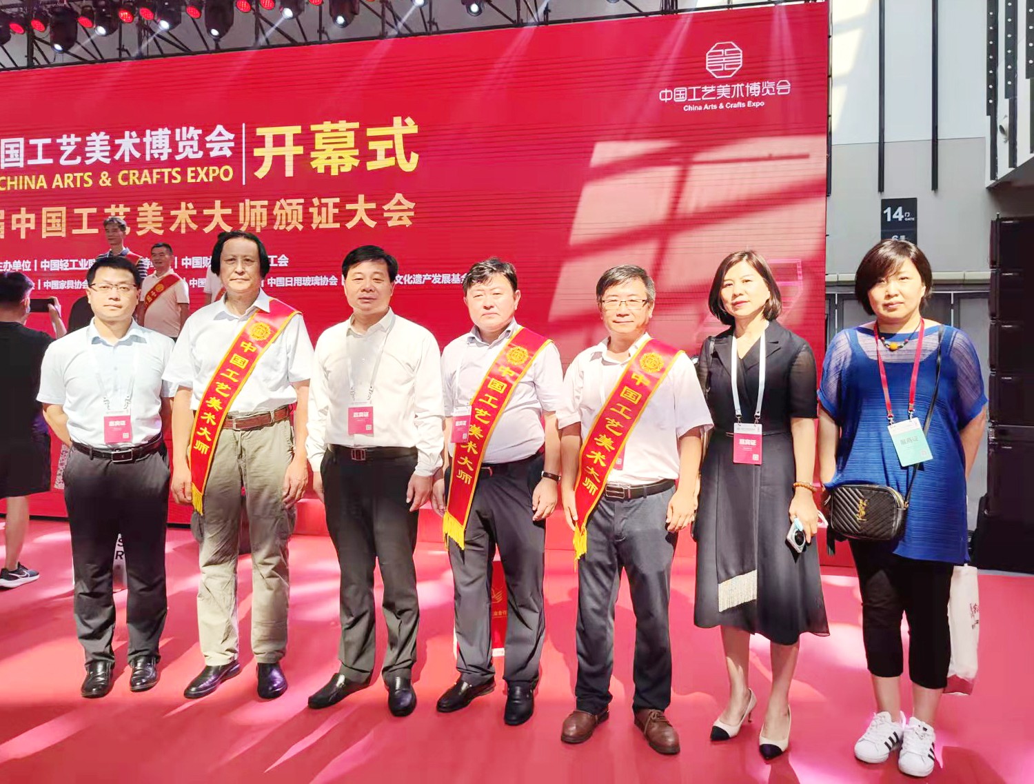 7山東省輕工集體企業(yè)聯(lián)社黨組書記、理事會(huì)主任王哲軍和山東省工藝美術(shù)協(xié)會(huì)會(huì)長袁敏